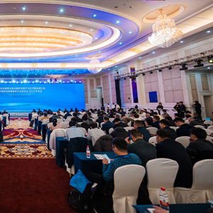 第十屆生物基與生物分解材料技術(shù)和應(yīng)用國際會議在蕪召開,鵬力塑造獲授行業(yè)展鏈貢獻(xiàn)獎(jiǎng)